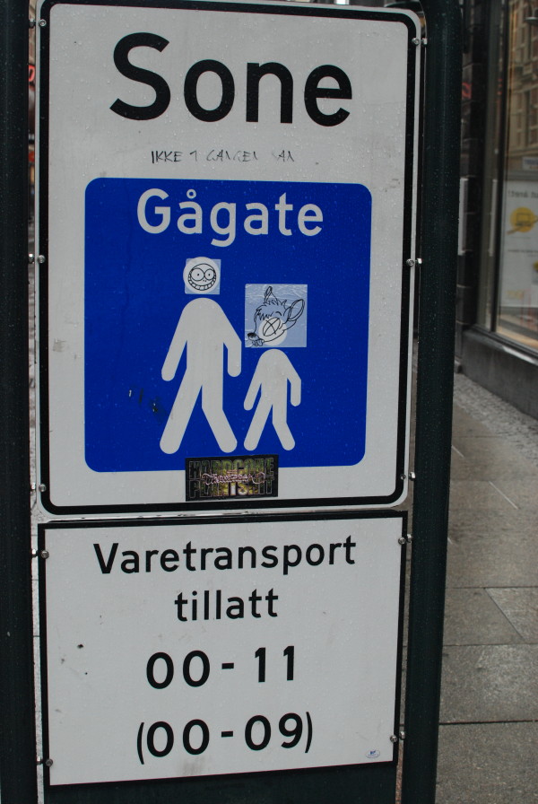 Знак на улице города Осло отзыв о поездке в Норвегию