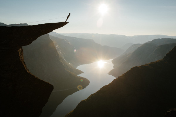 Над пропастью скала Язык тролля Норвегия