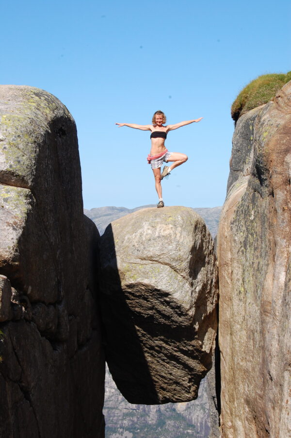 Кьераг камень горошина Норвегия девушка стоит на камне