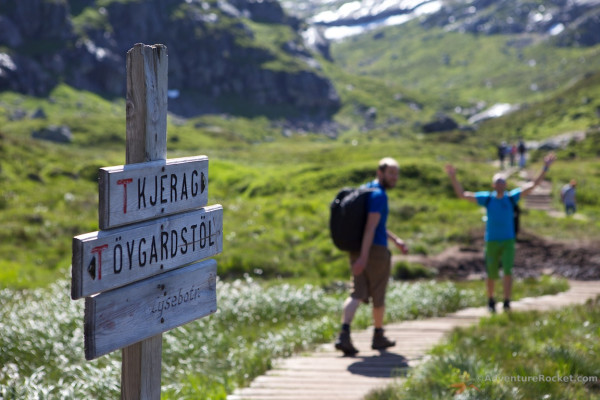 Тропа к самому опасному камню в мире горошине на плато Кьераг Норвегия