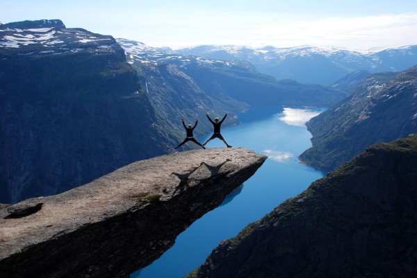 Прыжок над скалой Трольтунга Норвегия