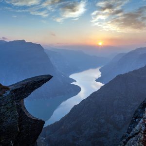 Язык Тролля (Trolltunga) над озером Рингедалсватнет в Норвегии