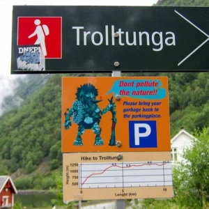 Указатель направления к Языку Тролля (Trolltunga) и информационный стенд с профилем маршрута