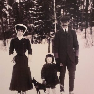 Семья Короля Норвегии на лыжной прогулке