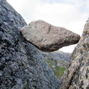 Камень Kjerag застрял в расщелине миниатюра