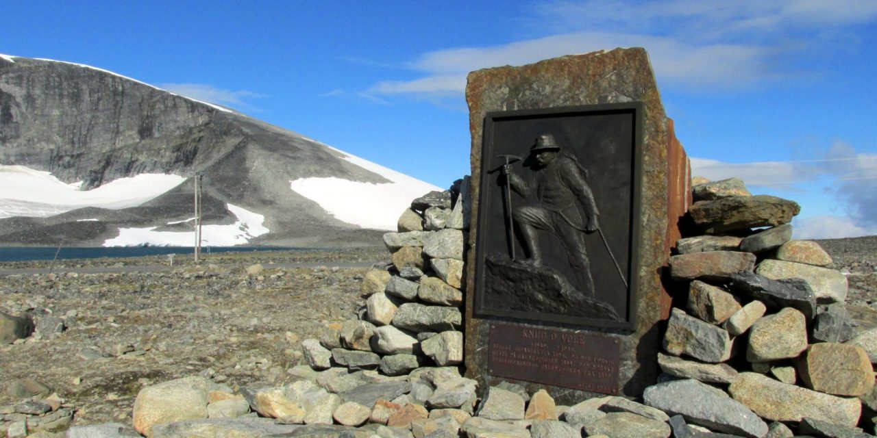Памятник на подъеме Галлхёпигген Galdhopiggen 2469 м самая высокая вершина скандинавских гор