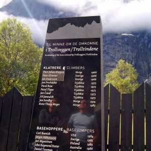 Памятник погибшим бейсерам и альпинистам на стене троллей Норвегия