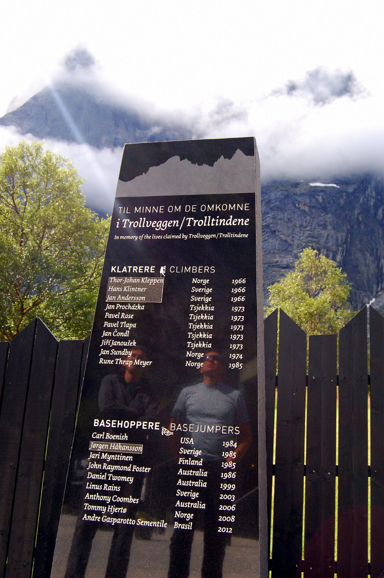 Памятник погибшим бейсерам и альпинистам на стене троллей Норвегия