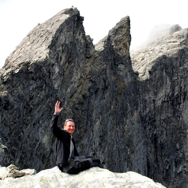 Гид на стене троллей свесил ноги в пропасть