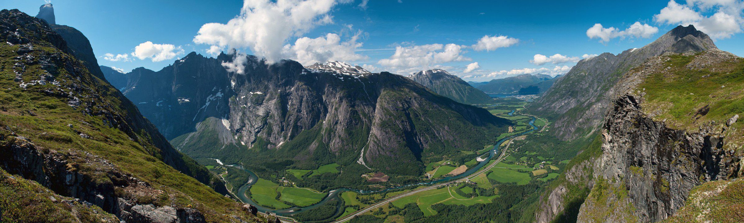 Панорама со стены троллей Ромсдал Норвегия