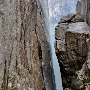 Водопад рядом с камнем горошиной