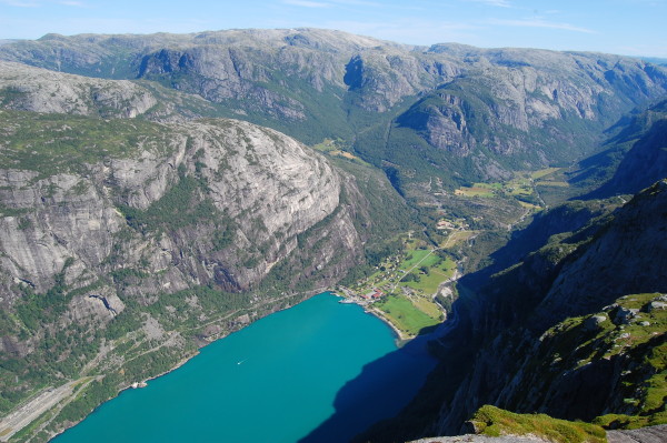 Люсеботн Норвегия вид с плато Кьераг