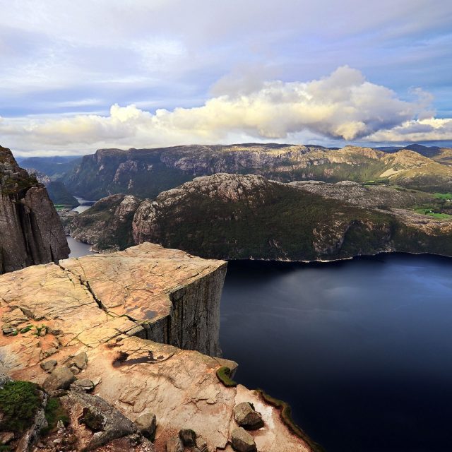 Прикестулен утес над фиордом Норвегия