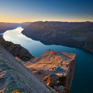 Утес кафедра проповедника Норвегия Прекестулен (Preikestulen, Pulpit Rock) — Кафедра Проповідника в Норвегії: як дістатися, трекінг, види над Люсе-фіордом.