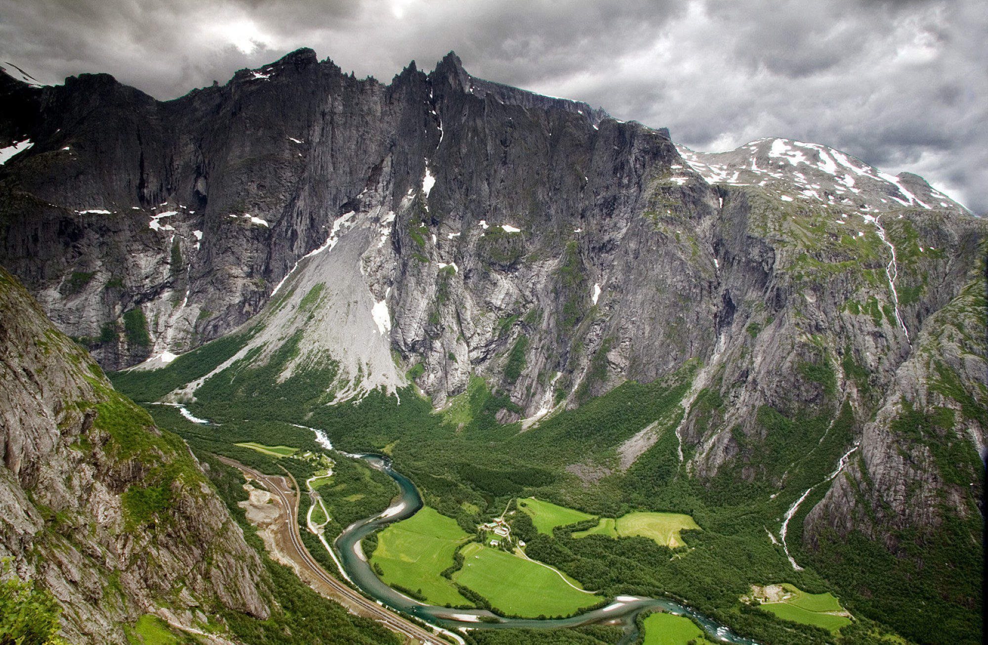 Стена троллей в Норвегии увлекательный маршрут