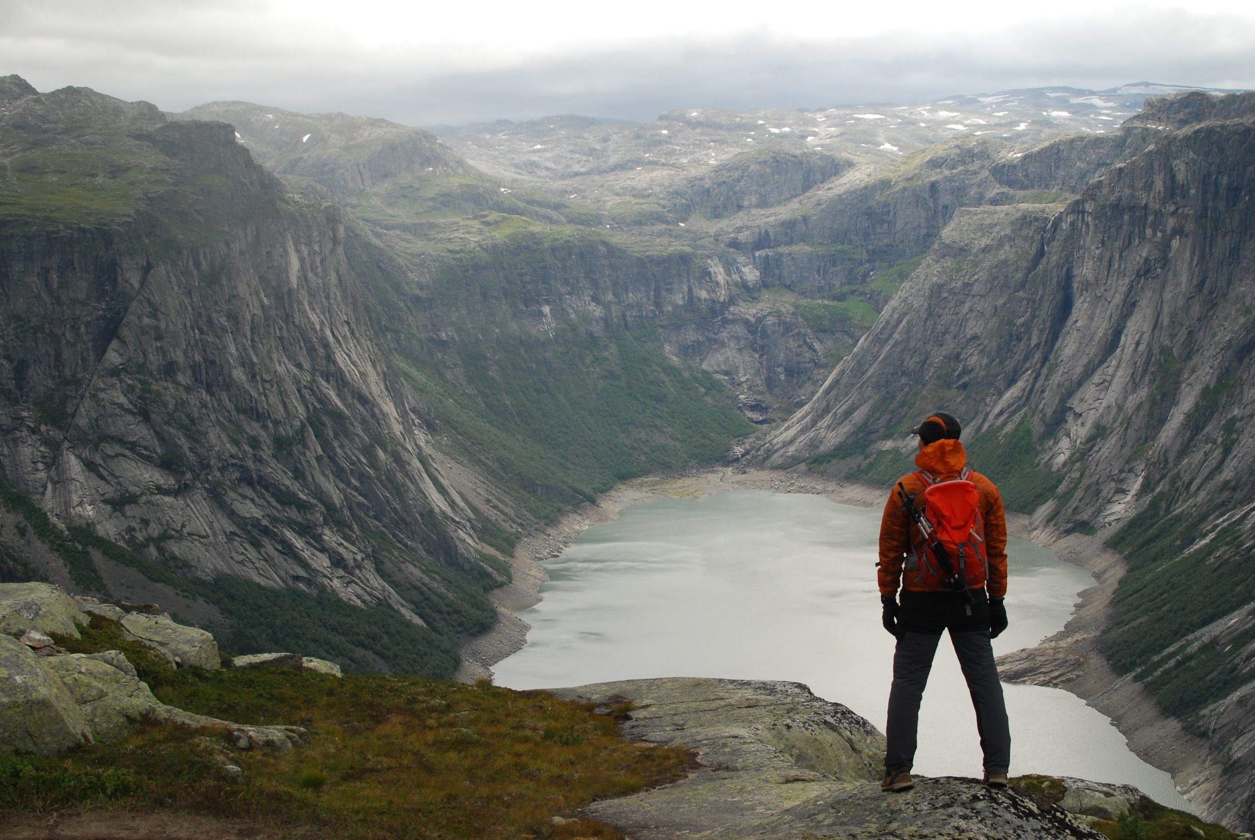 Поход на язык тролля над озером Ринделсватнет
